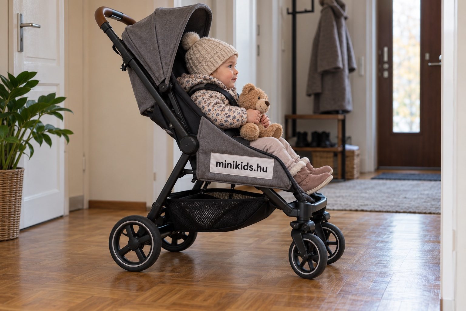 Oldalról fotózott sport babakocsi egy őszi lakás előszobájában, a kocsiban ülő baba oldalnézetből, két kezében egy plüssállattal