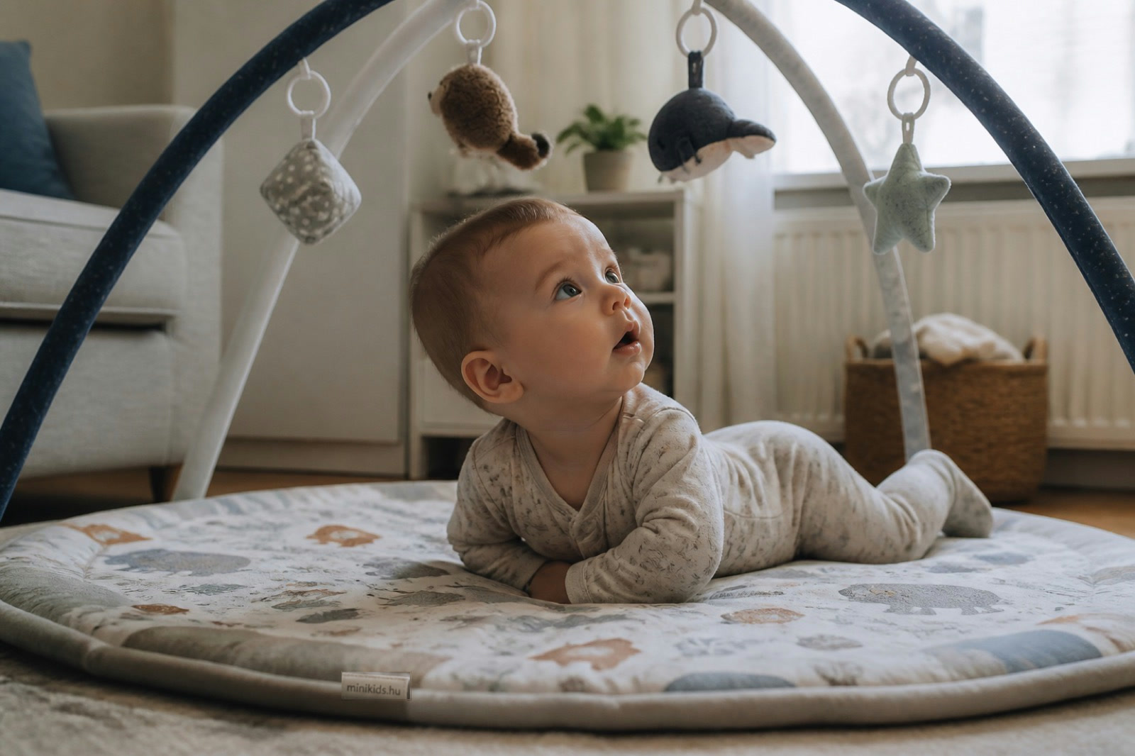Baba hasal a szőnyegen, könyökére támaszkodva emeli a fejét egy játékhíd felé